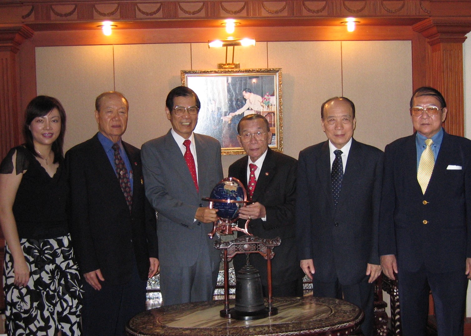 P.21第四排右-2003年-訪問泰國中華總商會鄭明如會長.jpg