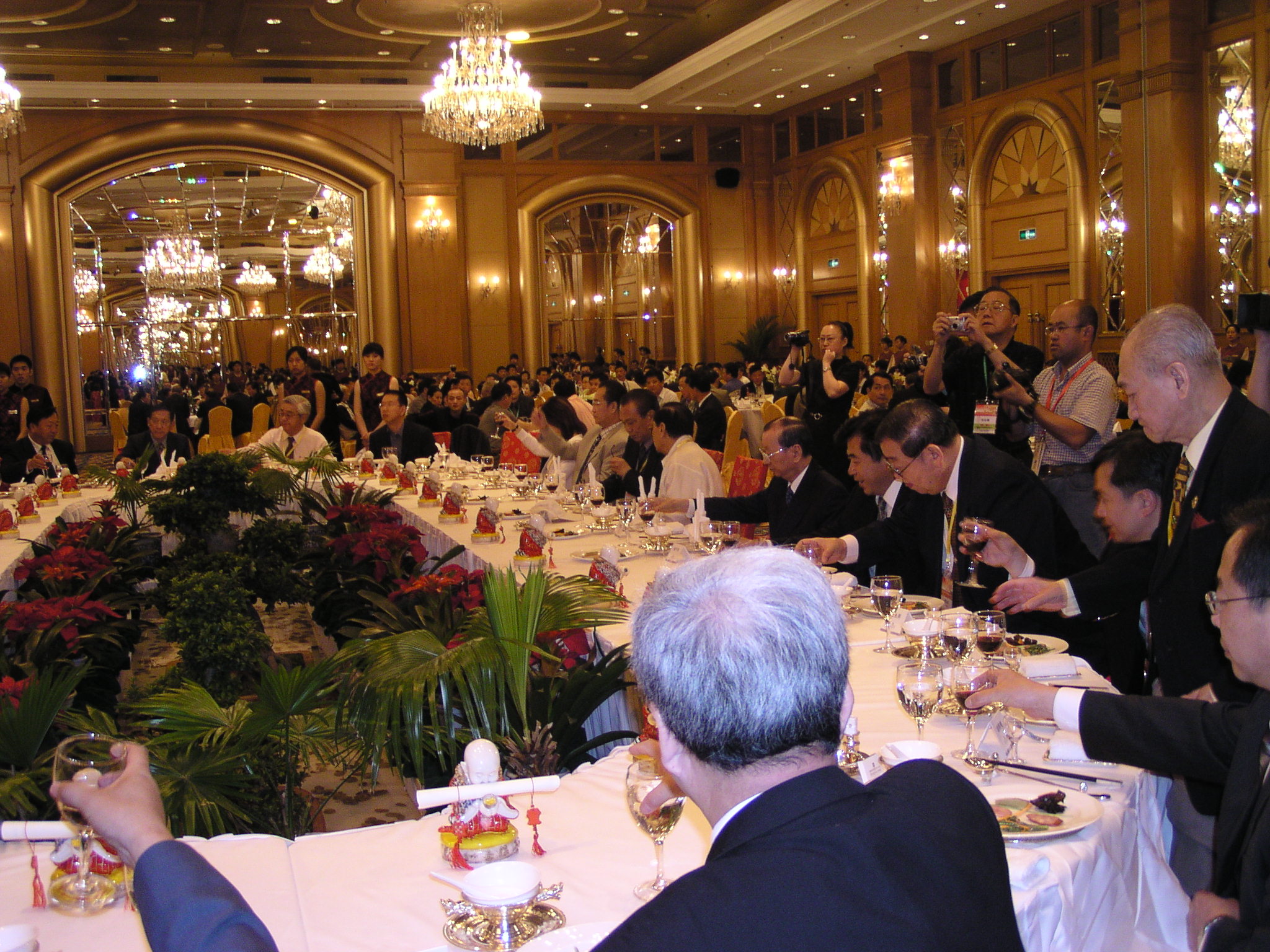 P.25第一排右 - 2005世界華商高峰會大會晚宴.jpg