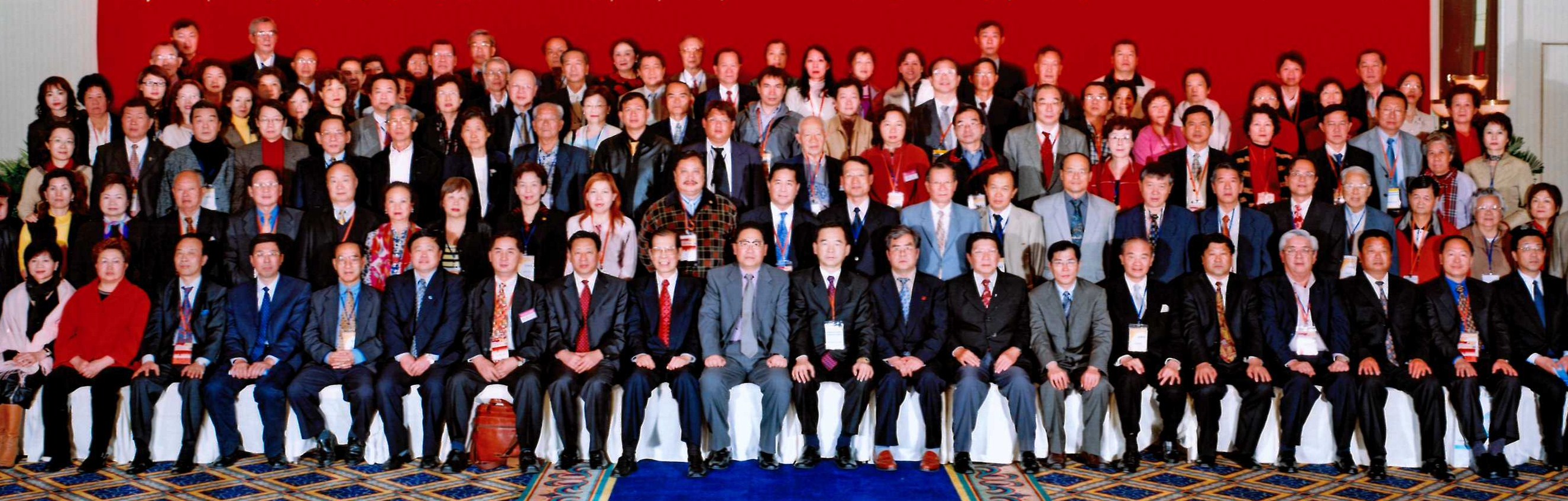 P.25第二排 - 2005海內外華商東北三省訪問團在長春合照.jpg