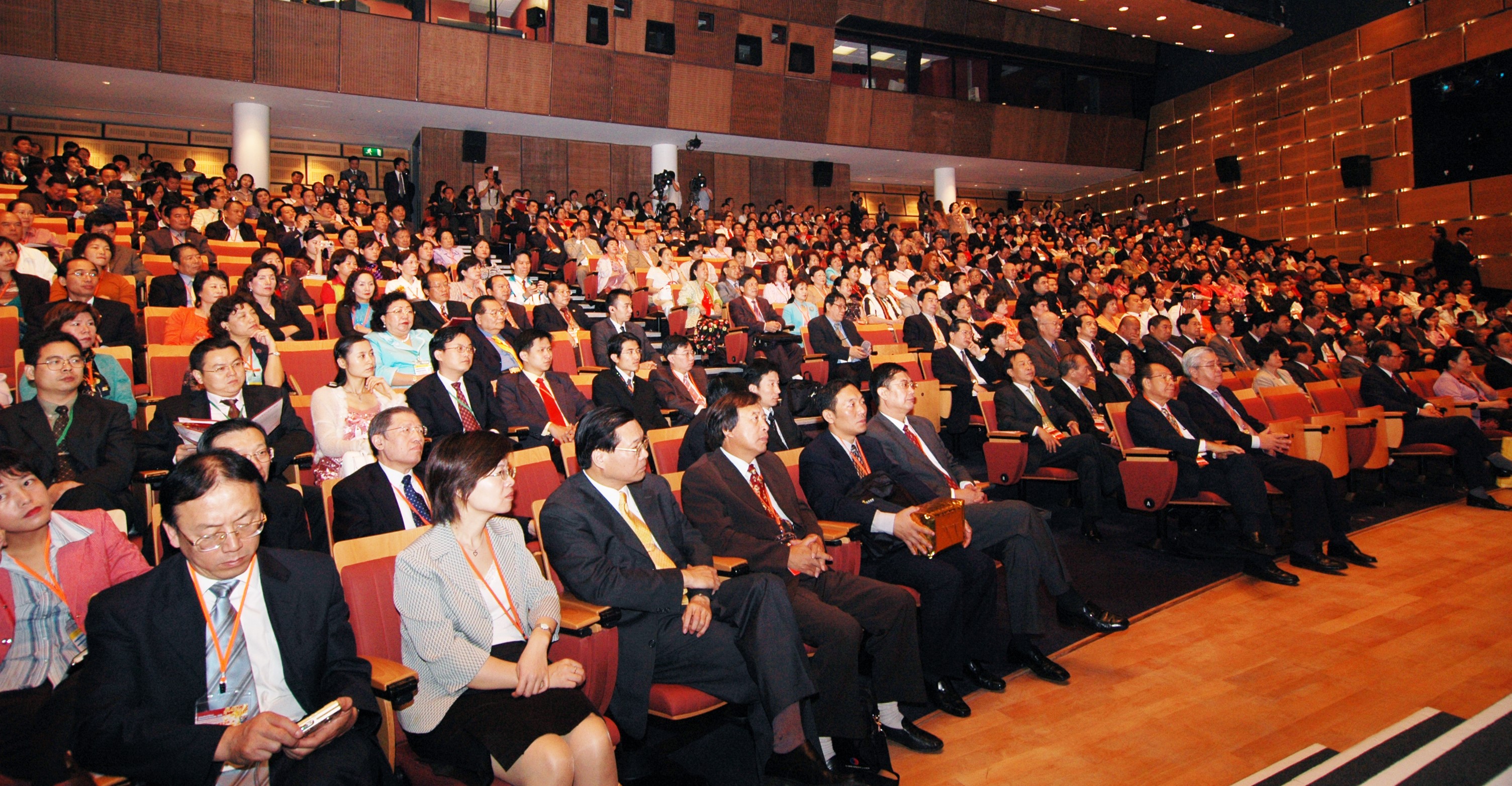 P.25第三排左-2005-「第二屆世界華商高峰會」會場.jpg