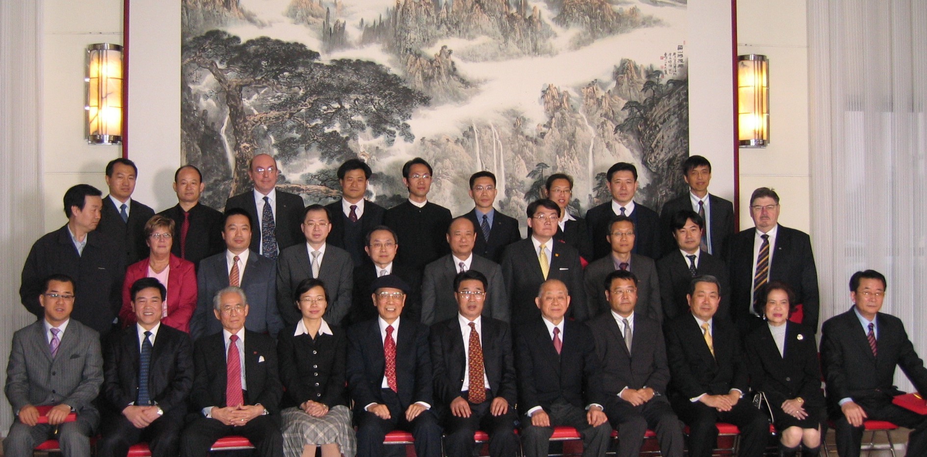 P.27第二排 - 2006山東省貿促會會議.JPG