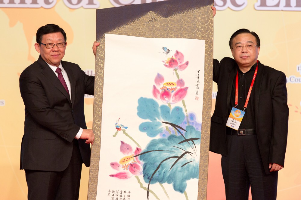 中國著名畫家黃月先生代表大會致送紀代品予海峽兩岸關係協會會長陳德銘先生