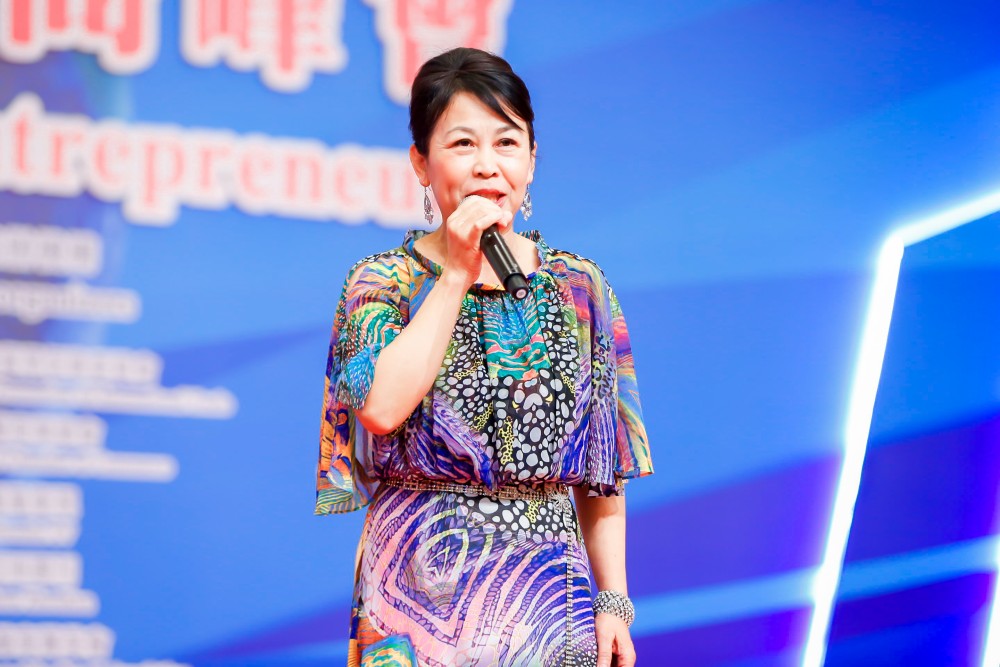 香港中國民族聲樂學會創會會長、著名女高音歌唱家黎蕙蘭小姐為大會晚宴獻唱